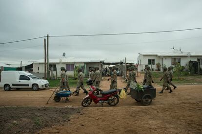 Militares que ayudan en la reubicación caminan por el nuevo barrio.