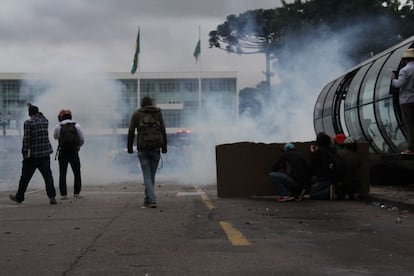 Manifestantes nos arredores da Assembleia do Paraná.