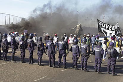La policía intenta evitar que los manifestantes corten uno de los principales accesos a Buenos Aires durante las protestas del miércoles.