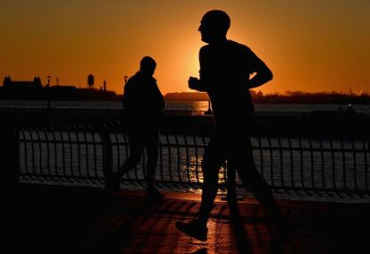 La gente practica deporte al atardecer, en Nueva York. El secretario del Departamento de Sanidad de EE UU, Alex Azar, anunció este viernes que la aprobación de la vacuna de Pfizer está 'muy cerca' y recibirá el visto bueno 'probablemente' en los próximos dos días, de manera que podría comenzar a distribuirse el lunes o martes de la semana entrante.