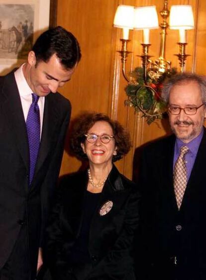 Sol Alameda y su marido con el príncipe Felipe, cuando la periodista recibió el Premio Cerecedo.