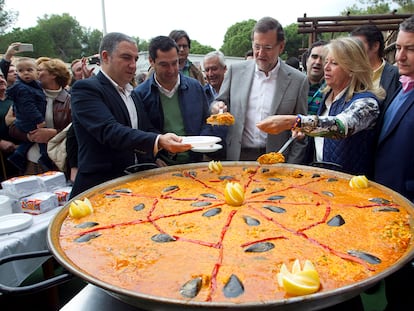 Ángeles Muñoz, alcaldesa de Marbella, en un acto de campaña celebrado en la ciudad malagueña para las elecciones generales de diciembre de 2015, junto a Mariano Rajoy, Juan Manuel Moreno, Elías Bendodo y Antonio Sanz.