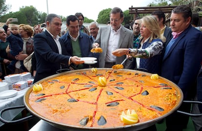 Ángeles Muñoz, alcaldesa de Marbella, en un acto de campaña celebrado en la ciudad malagueña para las elecciones generales de diciembre de 2015, junto a Mariano Rajoy, Juan Manuel Moreno, Elías Bendodo y Antonio Sanz.