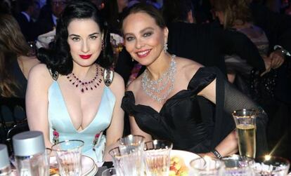 Dita von Teese y Ornella Muti,en gala.