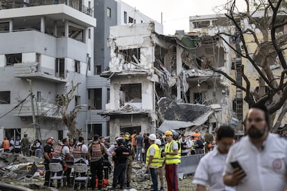 Los equipos de emergencia israelí trabajan tras un ataque iraní, este lunes en Tel Aviv.
