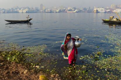 Una mujer bangladeshí recoge agua contaminada del río Buriganga, en Dacca. Un informe de Naciones Unidas publicado el pasado 20 de marzo con motivo del Día Mundial del Agua advierte de la urgente necesitar de manejar los recursos hídricos del planeta de manera más sostenible y responsable.