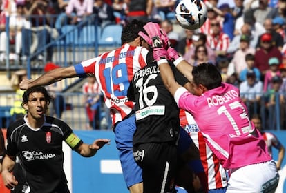 Diego Costa cabecea para marcar el primer gol.