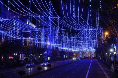 Los coches pasando por debajo de las luces de Navidad en la calle Alcalá.