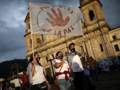 Exguerrilleros de las FARC participan en una marcha en Bogotá para exigir protección, el pasado 1 de noviembre.