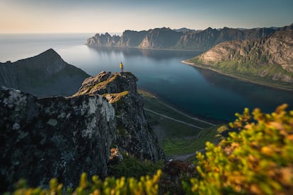 Una mujer en lo alto de Husfjellet, en la isla noruega de Senja.