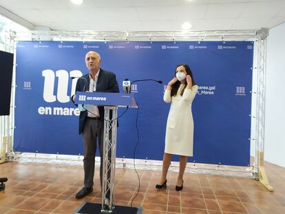Los portavoces de En Marea, Pancho Casal y María Chao, en rueda de prensa, tras el plenario celebrado en el Hotel Congreso de Teo (A Coruña).