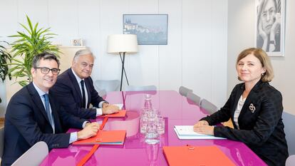 Reunión entre Felix Bolaños y González Pons junto a Věra Jourová.