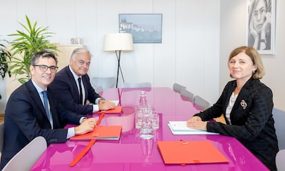 Reunión entre Felix Bolaños y González Pons junto a Věra Jourová.