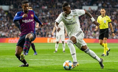 Vinicius Jr. em ação no último clássico, vencido pelo Barça.