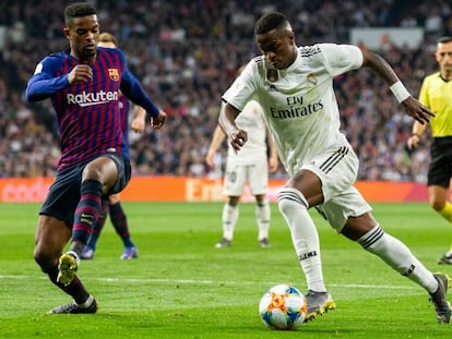 Vinicius Jr. em ação no último clássico, vencido pelo Barça.