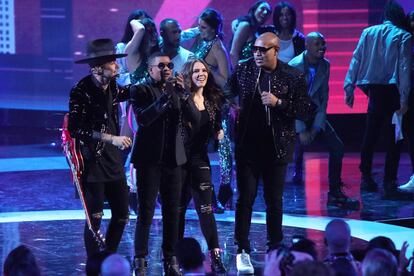El dúo Jesse & Joy actúa junto al grupo Gente De Zona durante la ceremonia de entrega de los premios Latin American Music.