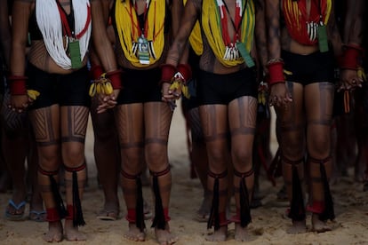 Mujeres indígena brasileñas desfilan durante una presentación el 24 de octubre de 2015.