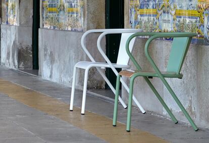 Los patios y terrazas de Portugal tienen en común esta silla popularizada por la marca lusa Adico de Adelino Dias Costa, una de las más antiguas de Europa (supera el siglo de existencia). Su estructura de acero inoxidable está cubierta por una capa de pintura mate o texturizada, y cuenta con un tratamiento que impide la corrosión producida por la lluvia o los cambios bruscos de temperatura. En un mismo tono o bien combinando algunos de los 35 que componen su gama de colores, es el asiento perfecto para un cenador al aire libre. Precio: 144,29 euros en twentytwentyone.com.