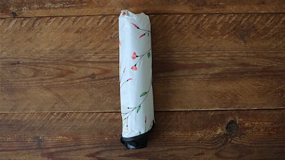 Este es uno de los mejores paraguas para la lluvia que se puede comprar en Amazon