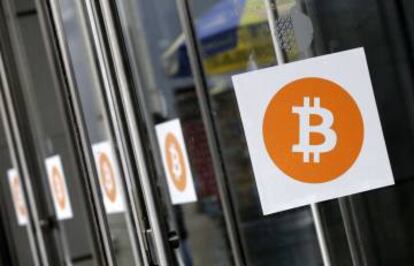 Foto del logo del Bitcoin en un edificio de Nueva York donde se celebr&oacute; una conferencia sobre la moneda virtual.