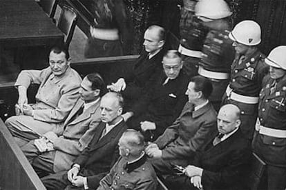 Primer juicio de Núremberg: en primera fila, de izquierda a derecha, los acusados Göring, Hess, Von Ribbentrop y Keitel.