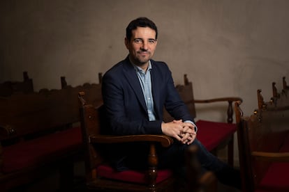 Manuel Reyes (PP), alcalde de Castelldefells, en el ayuntamiento.