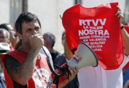 Trabajadores de Canal 9 realizan una protesta en el exterior de la sede de la televisión autonómica por el anuncio del Expediente de Regulación de Empleo (ERE) que afectará a un máximo de 1.295 empleados de la Radiotelevisión Valenciana (RTVV). EFE/Archivo