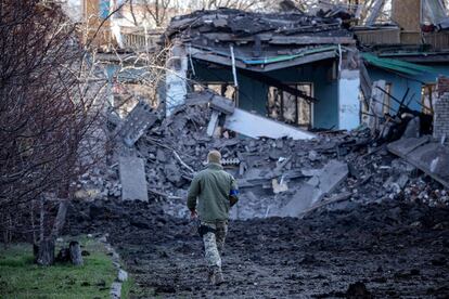 Un hombre camina junto a una escuela destruida por los bombardeos en Kramatorsk (Ucrania).