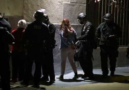 La policía detuvo a manifestantes durante un enfrentamiento por el retiro del gran campamento, la noche de este jueves 25 de marzo.