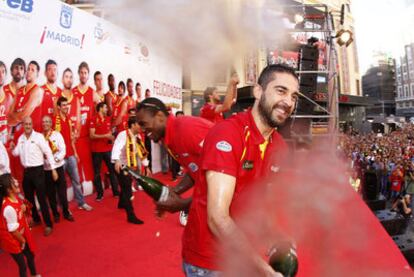 Juan Carlos Navarro descorcha una botella de cerveza en el homenaje a los campeones de Europa.