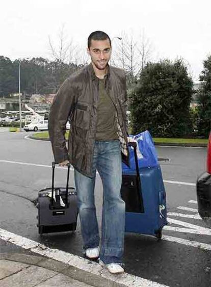 Arbeloa, en el aeropuerto de A Coruña, antes de volar a Liverpool.