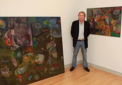 El artista Fernando Biderbost junto a dos de los lienzos de la muestra en la galería Arteztu de San Sebastián.