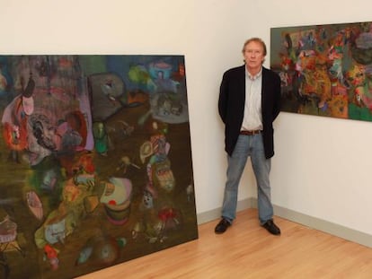 El artista Fernando Biderbost junto a dos de los lienzos de la muestra en la galería Arteztu de San Sebastián.