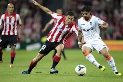 Banega, con el Valencia, se lleva un balón la temporada pasada.