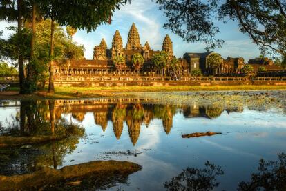 Si te has dejado seducir por los templos del país asiático y ya eres un experto en los desplazamientos en tuk tuk (ese particular medio de transporte a medio camino entre una moto y un coche), sabrás que una de las cosas que se pueden comprar por un euro es el tabaco. Incluso las marcas más comerciales. Eso sí, aquí todo es cuestión de saber regatear. <br> Los templos de Angkor, en la imagen, son una de las mayores atracciones turísticas del país.