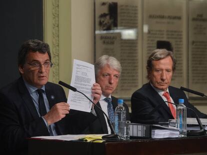 El secretario de derechos humanos argentino, Claudio Avruj, muestra un informe desclasificado junto al vicecanciller, Carlos Foradori, y el representante especial para los derechos humanos de la Canciller&iacute;a, Leandro Despouy (dcha).