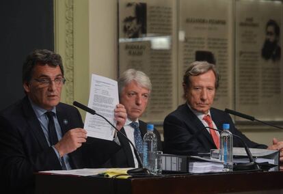El secretario de derechos humanos argentino, Claudio Avruj, muestra un informe desclasificado junto al vicecanciller, Carlos Foradori, y el representante especial para los derechos humanos de la Cancillería, Leandro Despouy (dcha).