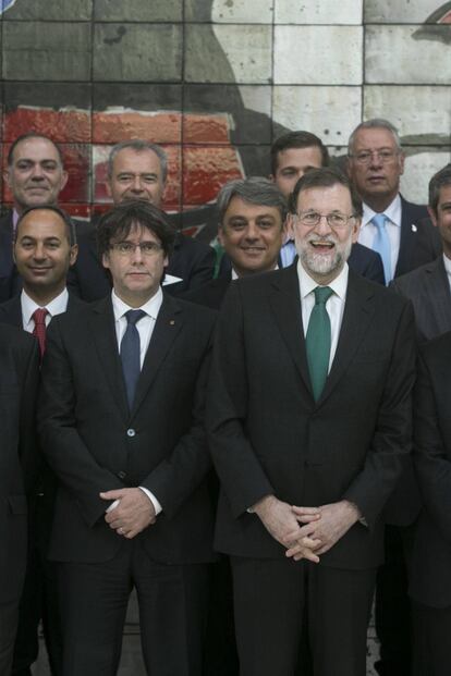 Carles Puigdemont y Mariona Rajoy en el Salón del Automóvil de Barcelona.