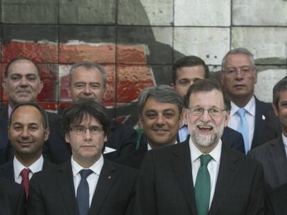 Carles Puigdemont y Mariona Rajoy en el Salón del Automóvil de Barcelona.