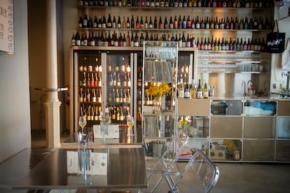 Vista del espacio de vinos Masa Vins. 