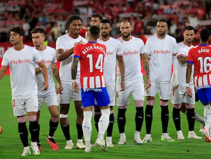 Los jugadores del Sevilla lucen camisetas de apoyo a Jennifer Hermoso.