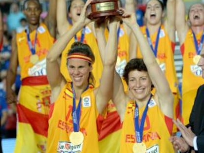 Elisa Aguilar (a la derecha) levanta junto a Amaya Valdemoro el trofeo del Europeo de Francia, el año pasado.