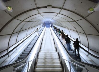 Escaleras mecánicas en la estación de Moyúa del metro de Bilbao, proyectado por Norman Foster.