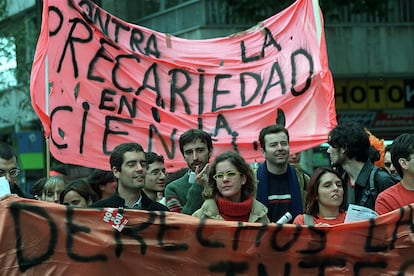 Manifestación de jóvenes investigadores contra la precariedad del sector, en 2002.