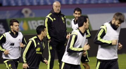 Del Bosque dirige un entrenamiento de la selecci&oacute;n, en Vigo.