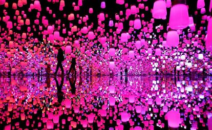 Visitantes pasean entre una pieza que forma parte de la exposición que el colectivo japonés de arte, digital TeamLab, exhibe en el centro MORI Building Digital Art, en Tokio (Japón)