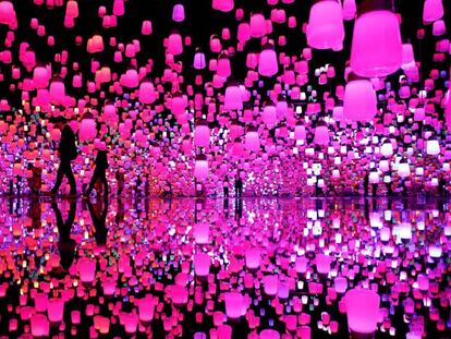 Visitantes pasean entre una pieza que forma parte de la exposición que el colectivo japonés de arte, digital TeamLab, exhibe en el centro MORI Building Digital Art, en Tokio (Japón)