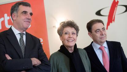 Rosa María Mateo administradora única de RTVE, acompañada del director de RTVE-Cataluña, Carles González (izquierda) y el director general corporativo de RTVE, Federico Montero.