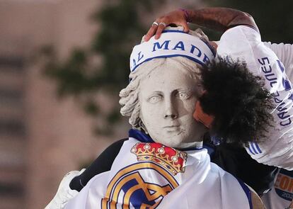 Marcelo besa a la Cibeles. Es la primera vez desde la pandemia que el Real Madrid celebra un título, su Liga número 35, en el monumento. 