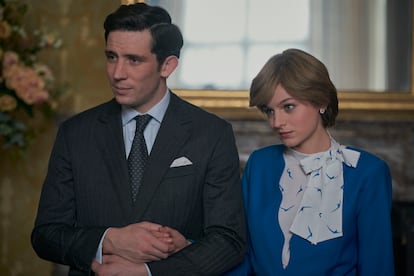 Josh O'Connor y Emma Corrin, favoritos en las categorías de mejor actor y actriz en los premios Emmy, como los príncipes Carlos y Diana en 'The Crown'.